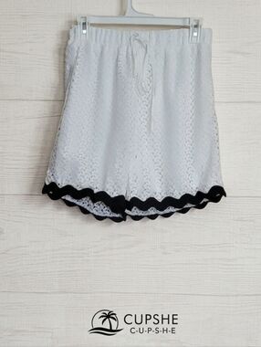 White Scalloped Hem Straight Leg Shorts Cupshie NWT- M